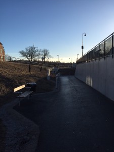 Planskild korsning Bergåsa, Karlskrona kommun: Otrygg och icke estetiskt tilltalande lösning med en plötslig sväng och en bänk placerad i skugga, vänd mot en hög intetsägande sockel