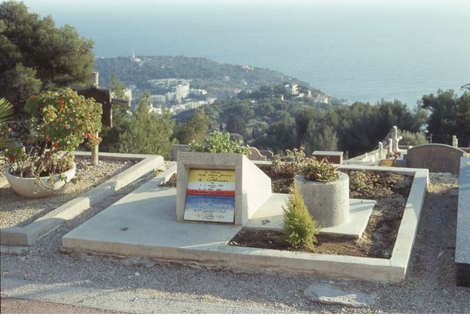 Yvonne Gallis och Le Corbusiers grav på kyrkogården i Roquebrun. Foto: Olle Svedberg