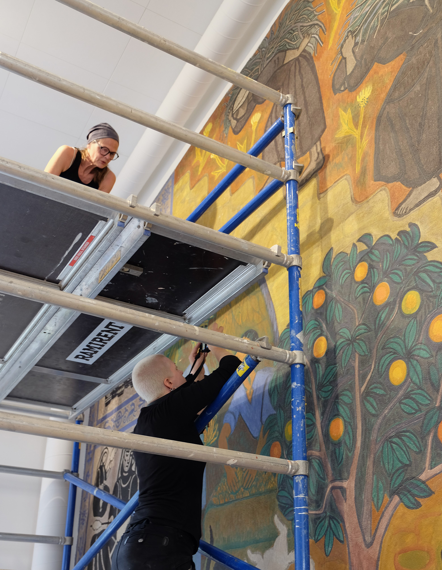 Konservatorerna för muralt måleri Misa Asp och Elin Lundmark i arbete. Foto: Lars Gezelius