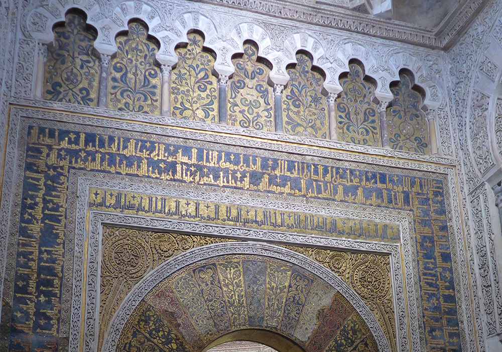 Exempel på den moriska delen med arabesk- och kaligrafiarbeten