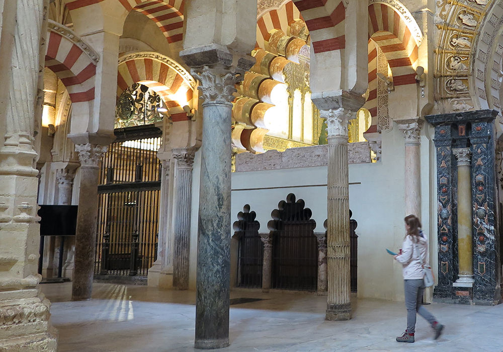 I den första delen av moskén hämtades från olika ställen vilket skapar variation