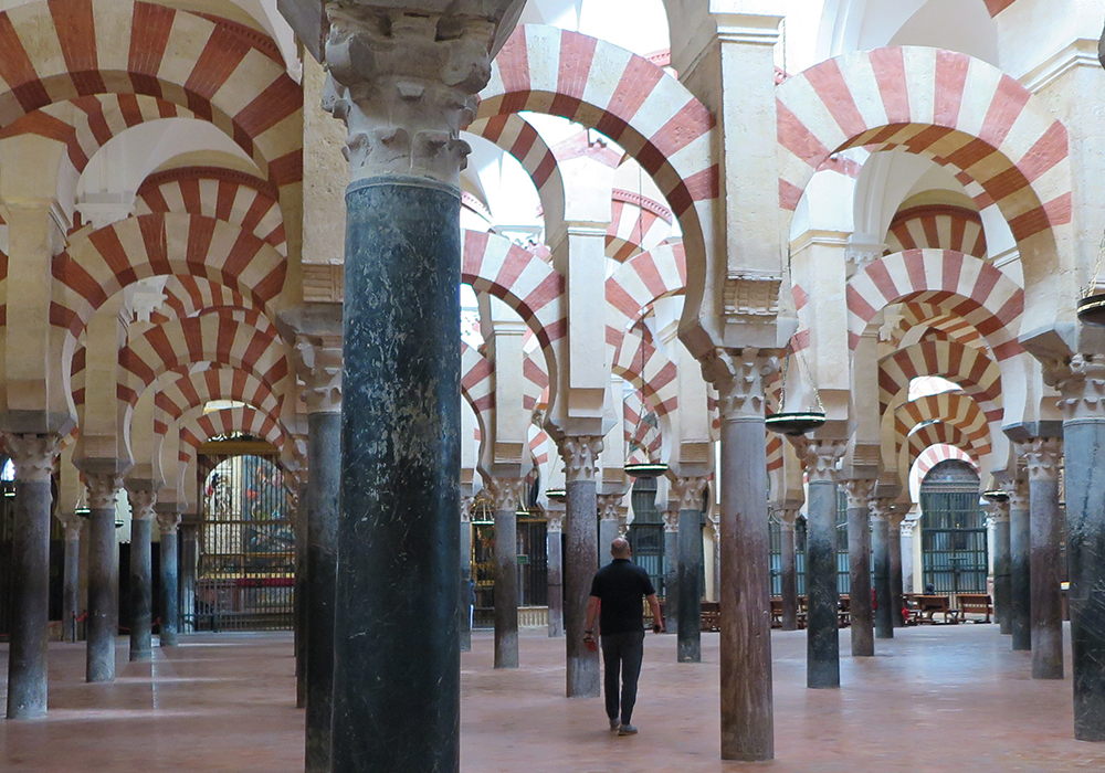 Mezquita invändigt med de karaktäristiska moriska dubbelpelarna